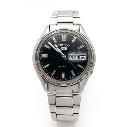 565 - A Vintage Seiko 5 Automatic Gents Watch. Stainless steel bracelet and case - 36mm. Dark grey dial wi... 