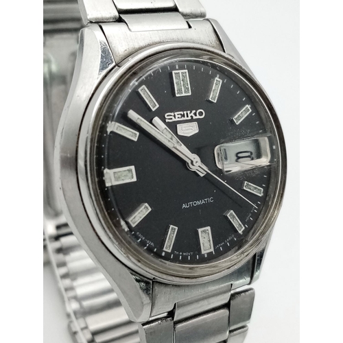 565 - A Vintage Seiko 5 Automatic Gents Watch. Stainless steel bracelet and case - 36mm. Dark grey dial wi... 