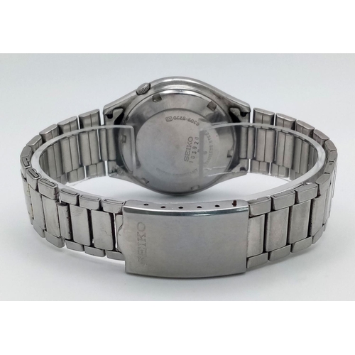 565 - A Vintage Seiko 5 Automatic Gents Watch. Stainless steel bracelet and case - 36mm. Dark grey dial wi... 