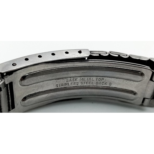 565 - A Vintage Seiko 5 Automatic Gents Watch. Stainless steel bracelet and case - 36mm. Dark grey dial wi... 