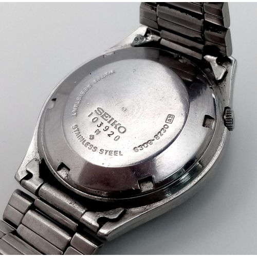 565 - A Vintage Seiko 5 Automatic Gents Watch. Stainless steel bracelet and case - 36mm. Dark grey dial wi... 