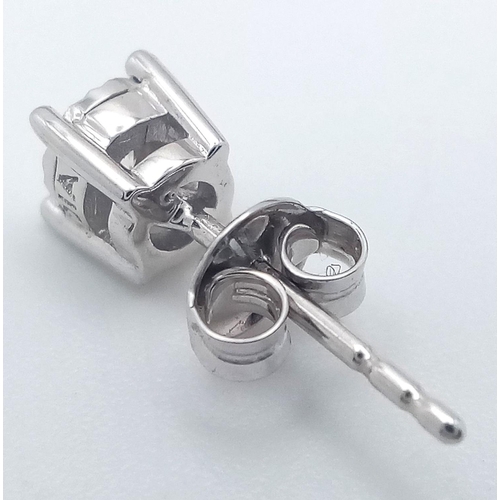 909 - A 9K WHITE GOLD DIAMOND SET STUD EARRING. 0.4G IN WEIGHT. Ref: SC 5020.