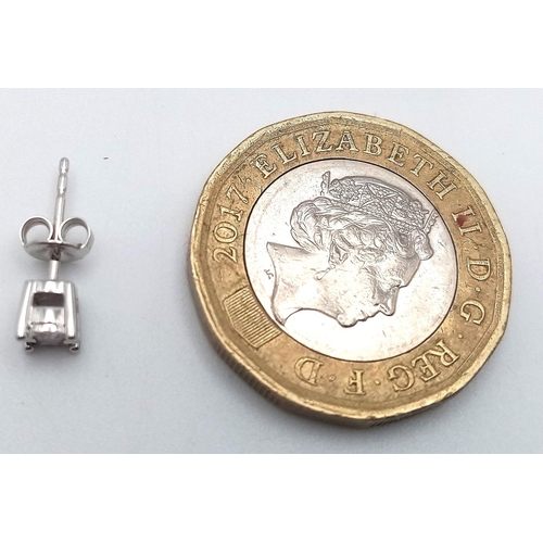 909 - A 9K WHITE GOLD DIAMOND SET STUD EARRING. 0.4G IN WEIGHT. Ref: SC 5020.