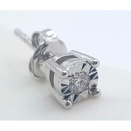 909 - A 9K WHITE GOLD DIAMOND SET STUD EARRING. 0.4G IN WEIGHT. Ref: SC 5020.