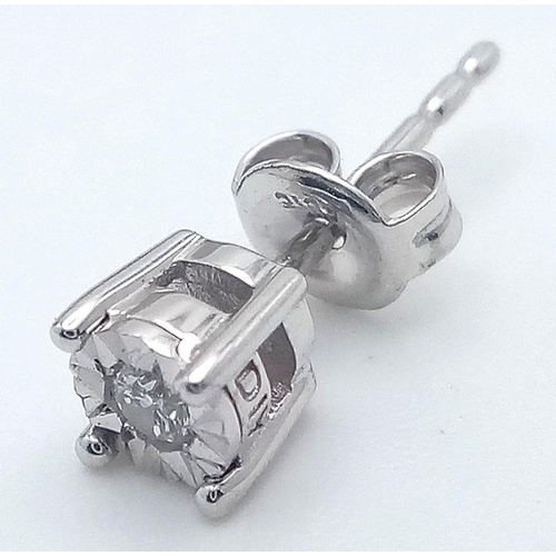 909 - A 9K WHITE GOLD DIAMOND SET STUD EARRING. 0.4G IN WEIGHT. Ref: SC 5020.