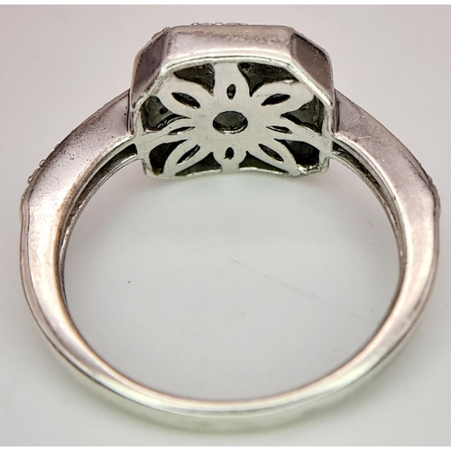 916 - A STERLING SILVER DIAMOND SET CLSUTER RING. 3.28G IN WEIGHT. SIZE N AND 1/2. Ref: 8785