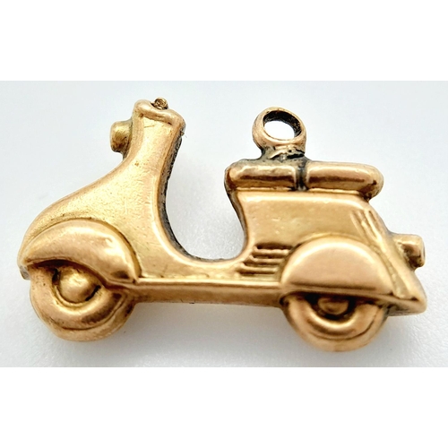 1141 - A 9K YELLOW GOLD SCOOTER CHARM. 0.78G IN WEIGHT. 1.8CM IN LENGTH. Ref: SC 5075.