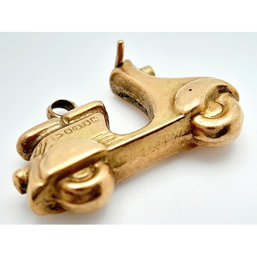 1141 - A 9K YELLOW GOLD SCOOTER CHARM. 0.78G IN WEIGHT. 1.8CM IN LENGTH. Ref: SC 5075.