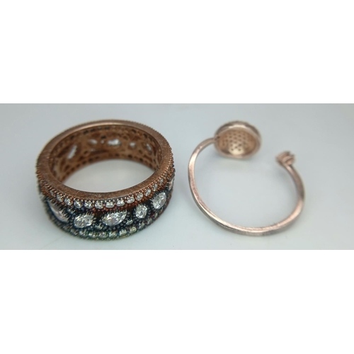 1022 - 2 X STERLING SILVER WITH GOLD VERMAIL STONE SET RINGS. 8.8G IN WEIGHT. BOTH SIZE O. Ref: 8776 / 8778... 