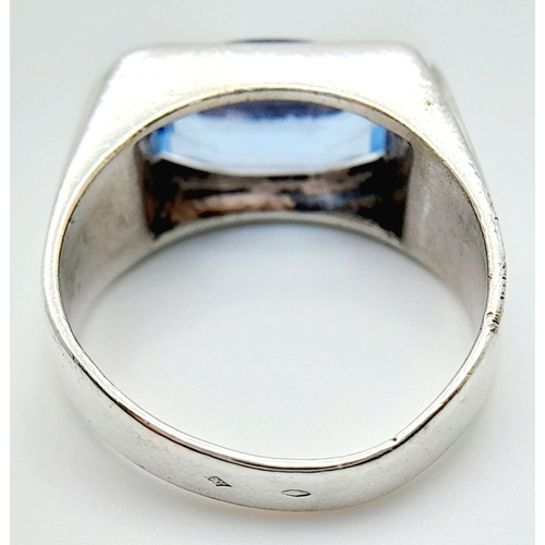 1029 - A STERLING SILVER TOPAZ SET RING. 8.8G IN WEIGHT. SIZE Q AND 1/2. Ref: 8779.