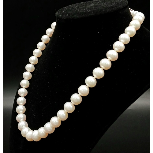 526 - An excellent quality pearl necklace, 9 to 10 mm white spherical natural pearls, individually knotted... 