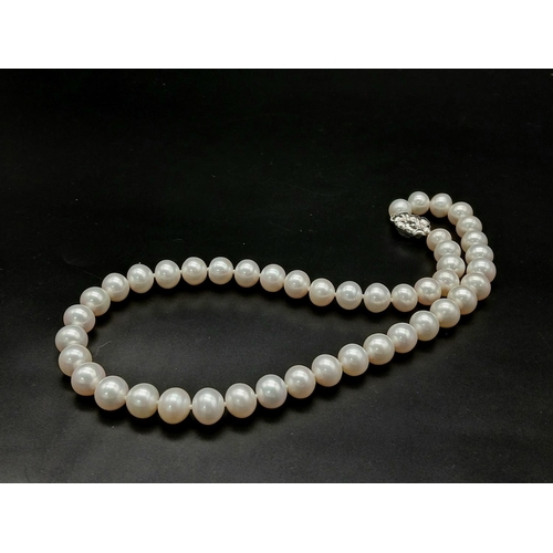 526 - An excellent quality pearl necklace, 9 to 10 mm white spherical natural pearls, individually knotted... 