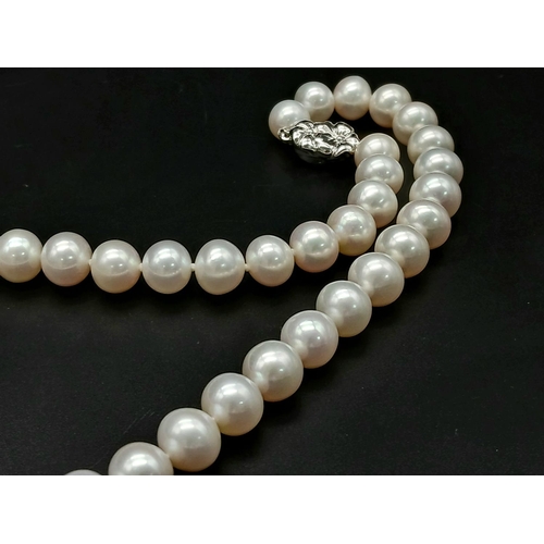 526 - An excellent quality pearl necklace, 9 to 10 mm white spherical natural pearls, individually knotted... 