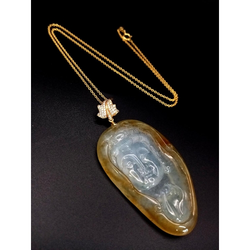 527 - An 18 K yellow gold chain necklace, 40 cm long with a beautifully carved jade pendant of an ancient ... 