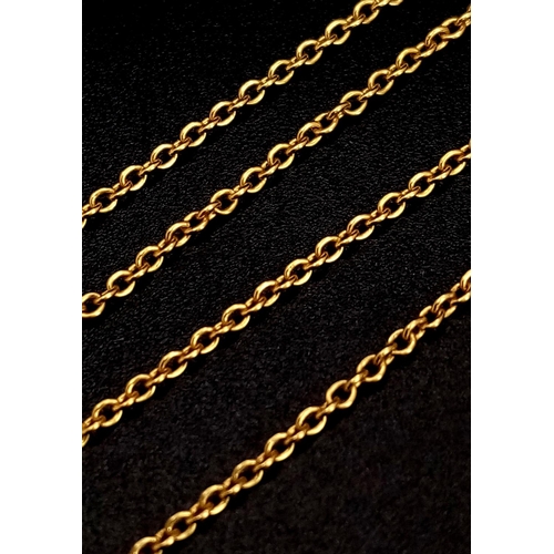 527 - An 18 K yellow gold chain necklace, 40 cm long with a beautifully carved jade pendant of an ancient ... 