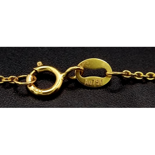 527 - An 18 K yellow gold chain necklace, 40 cm long with a beautifully carved jade pendant of an ancient ... 