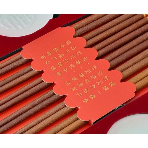 657 - A Japanese Chopstick and Bowl Set. 12 chopsticks and six bowls. All as new in original packaging wit... 