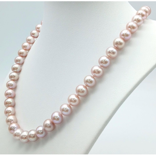 841 - A wonderful pearl necklace, with 10 mm round natural quality pearls exhibiting purple hues. Sterling... 