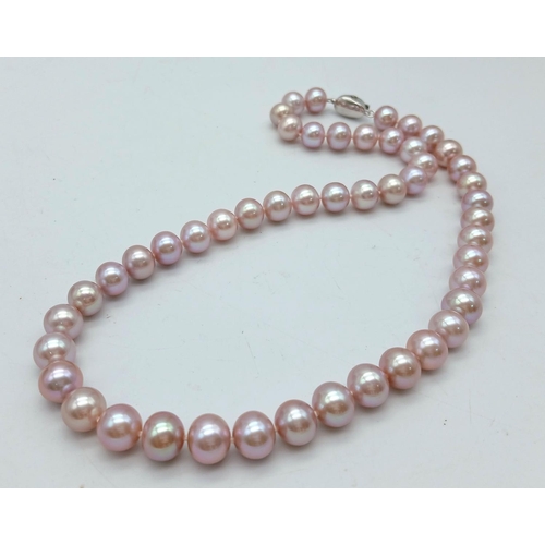 841 - A wonderful pearl necklace, with 10 mm round natural quality pearls exhibiting purple hues. Sterling... 