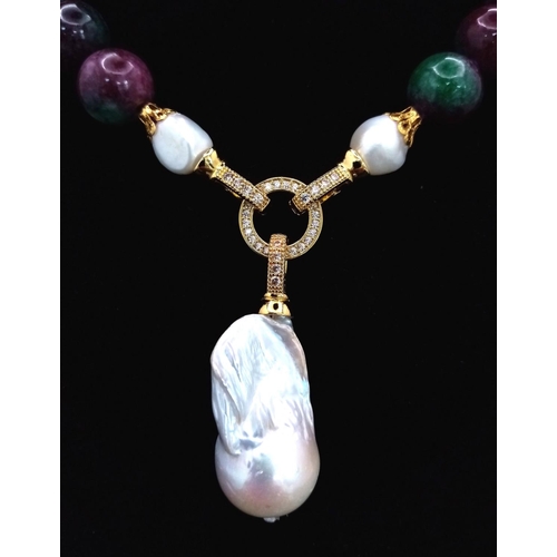 880 - A Multi-Colour Jade Bead Necklace with Hanging White Keshi Baroque Pearl Pendant. 14mm beads. 6.5cm ... 