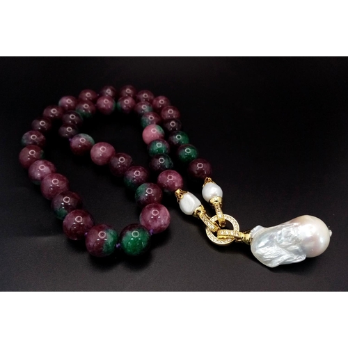 880 - A Multi-Colour Jade Bead Necklace with Hanging White Keshi Baroque Pearl Pendant. 14mm beads. 6.5cm ... 