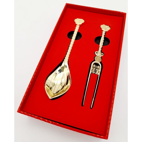 976 - A Chinese Forbidden City Gilded Metal Spoon and Fork Decorative Set. As new, in original packaging. ... 