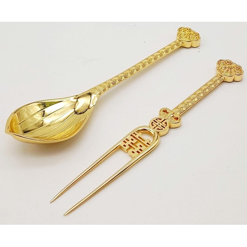 976 - A Chinese Forbidden City Gilded Metal Spoon and Fork Decorative Set. As new, in original packaging. ... 