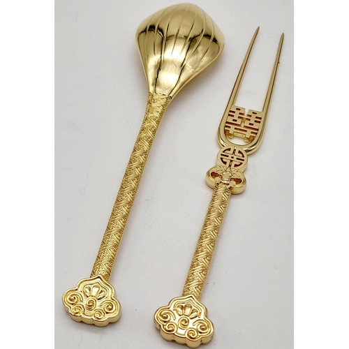 976 - A Chinese Forbidden City Gilded Metal Spoon and Fork Decorative Set. As new, in original packaging. ... 