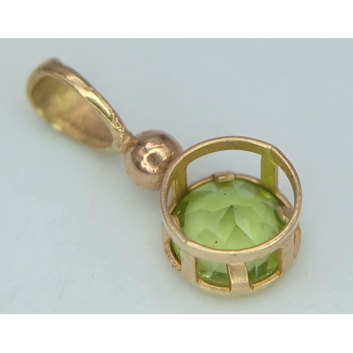 1015 - A 9K YELLOW GOLD PERIDOT SET PENDANT. 0.4G IN WEIGHT. Ref: SC 5059.