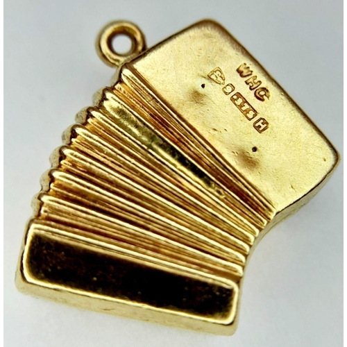 1043 - A 9K YELLOW GOLD HOHNER ACCORDIAN CHARM. 0.9G IN WEIGHT.  Ref: SC 5018.