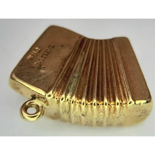 1043 - A 9K YELLOW GOLD HOHNER ACCORDIAN CHARM. 0.9G IN WEIGHT.  Ref: SC 5018.