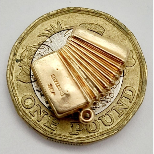 1043 - A 9K YELLOW GOLD HOHNER ACCORDIAN CHARM. 0.9G IN WEIGHT.  Ref: SC 5018.