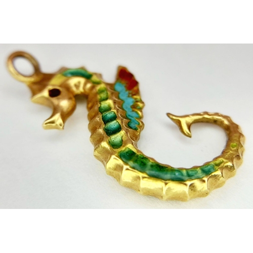 1053 - A 9K YELLOW GOLD ENAMELLED SEAHORSE CHARM - 1G. REF: SPAS 5009