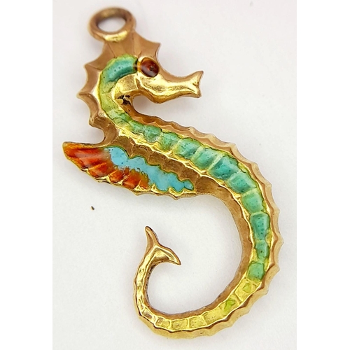 1053 - A 9K YELLOW GOLD ENAMELLED SEAHORSE CHARM - 1G. REF: SPAS 5009