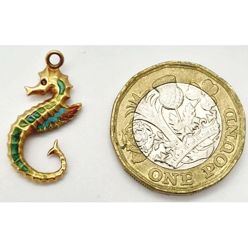 1053 - A 9K YELLOW GOLD ENAMELLED SEAHORSE CHARM - 1G. REF: SPAS 5009