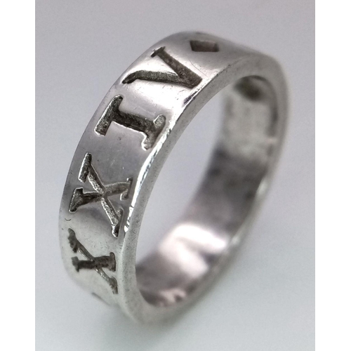 1078 - A STERLING SILVER ROMAN NUMERAL BAND RING. 4.7G IN WEIGHT. SIZE N. Ref: 8786.