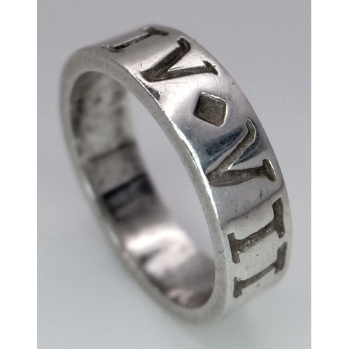 1078 - A STERLING SILVER ROMAN NUMERAL BAND RING. 4.7G IN WEIGHT. SIZE N. Ref: 8786.