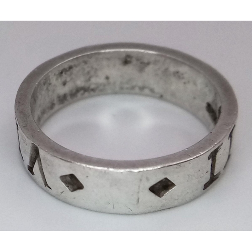 1078 - A STERLING SILVER ROMAN NUMERAL BAND RING. 4.7G IN WEIGHT. SIZE N. Ref: 8786.