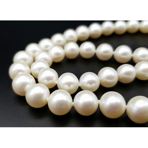 534 - A top quality pearl necklace, 8.7 to 9.2 mm in diameter, spherical white natural pearls, individuall... 