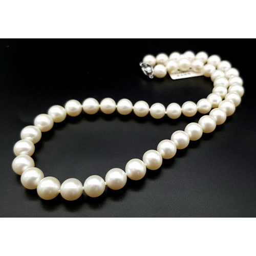 534 - A top quality pearl necklace, 8.7 to 9.2 mm in diameter, spherical white natural pearls, individuall... 