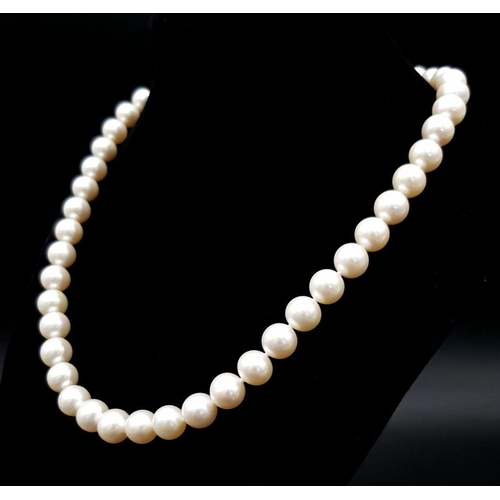 534 - A top quality pearl necklace, 8.7 to 9.2 mm in diameter, spherical white natural pearls, individuall... 