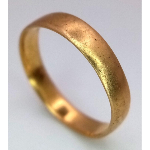 674 - A 22 K yellow gold band ring, size: I, weight: 1.6 g.