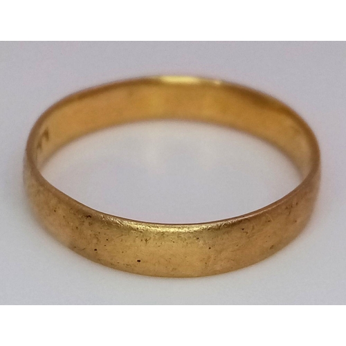 674 - A 22 K yellow gold band ring, size: I, weight: 1.6 g.