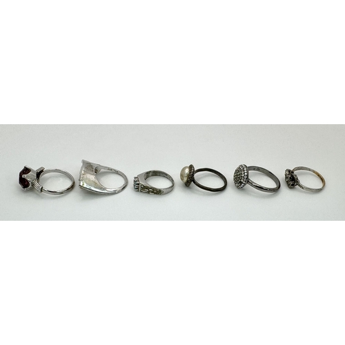 890 - An interesting group of six rings -some silver examples- with a variety of gems. Total weight: 25.6 ... 