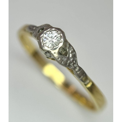 918 - An 18 K yellow gold solitaire ring with a round cut diamond. Size: O, weight: 1.9 g