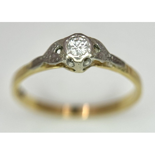 918 - An 18 K yellow gold solitaire ring with a round cut diamond. Size: O, weight: 1.9 g