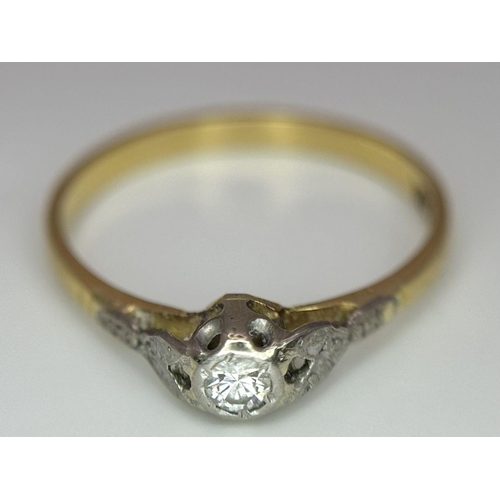 918 - An 18 K yellow gold solitaire ring with a round cut diamond. Size: O, weight: 1.9 g