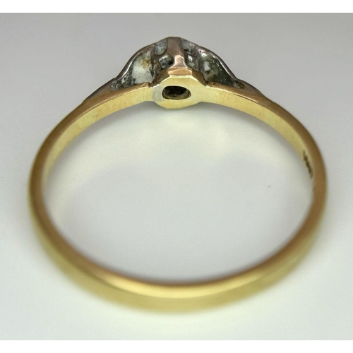 918 - An 18 K yellow gold solitaire ring with a round cut diamond. Size: O, weight: 1.9 g