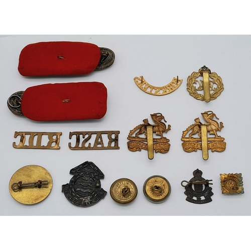 1056 - A Parcel of Fourteen Vintage Military Badges and Epaulettes. Comprising Royal Berkshire Regt, RDCm R... 