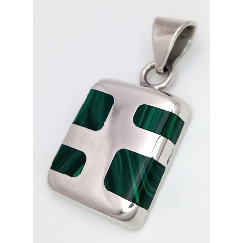 1071 - A STERLING SILVER GREEN MALACITE SET PENDANT. 13G IN WEIGHT. 2.4CM IN LENGTH. Ref: 8768.